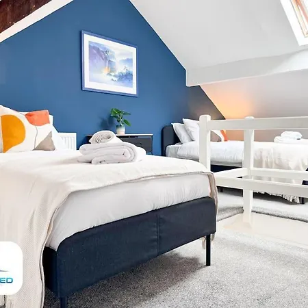 3 Bedroom House - Free Parking - Fast Wifi Holiday home *