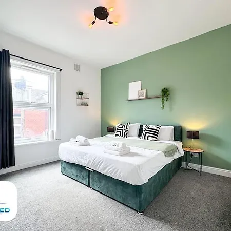 3 Bedroom House - Free Parking - Fast Wifi