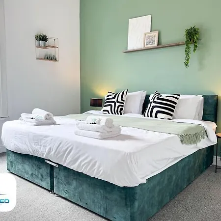 3 Bedroom House - Free Parking - Fast Wifi Holiday home *