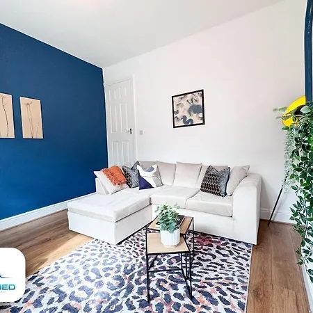3 Bedroom House - Free Parking - Fast Wifi Holiday home *
