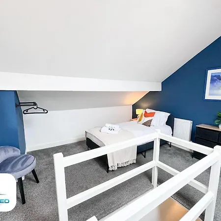 Holiday home 3 Bedroom House - Free Parking - Fast Wifi *