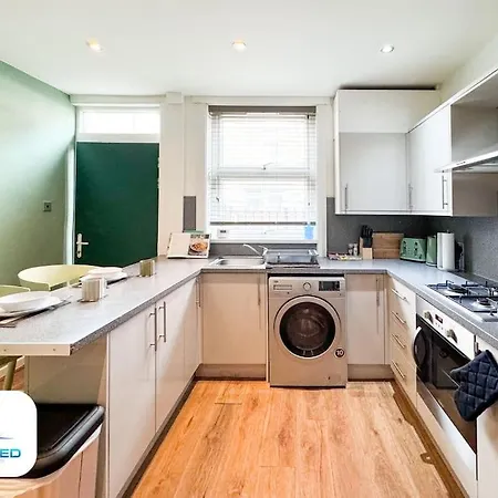 3 Bedroom House - Free Parking - Fast Wifi * Leeds (West Yorkshire)