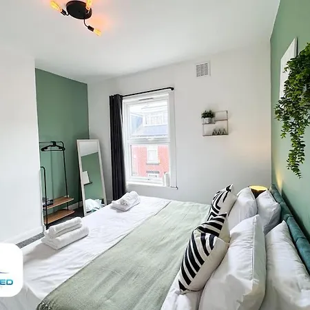 3 Bedroom House - Free Parking - Fast Wifi