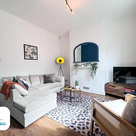3 Bedroom House - Free Parking - Fast Wifi Holiday home