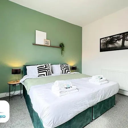 Holiday home 3 Bedroom House - Free Parking - Fast Wifi